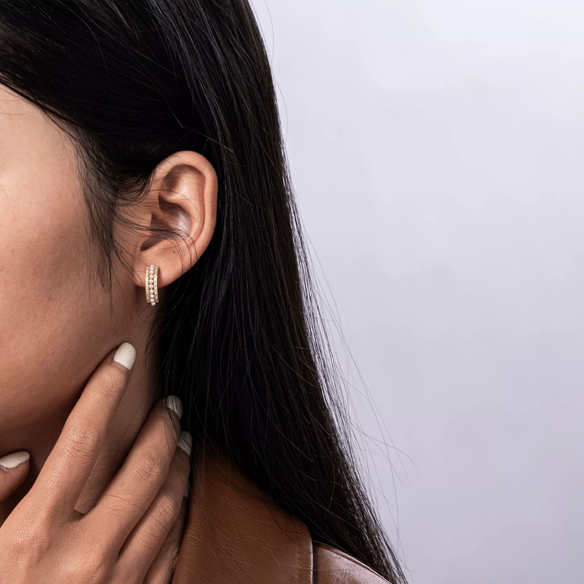 livke-vintage-pearl-hoop-earrings.jpg LIVKE’s gold vintage pearl hoop earrings styled with a lace dress for timeless retro elegance.