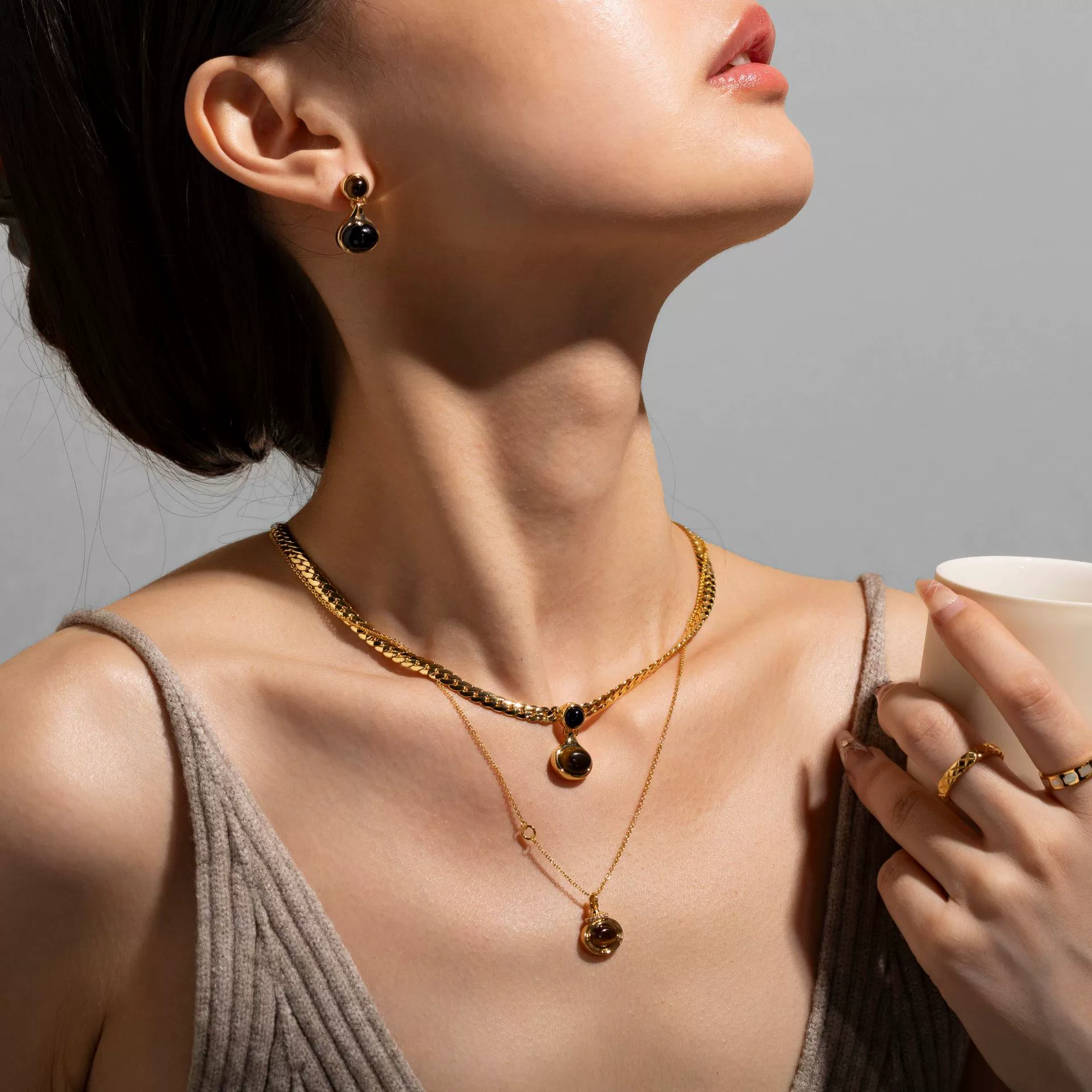 livke-18k-gold-tiger-eye-snake-chain-necklace.jpg (2) LIVKE’s gold tiger eye oval pendant on a snake chain, styled with a linen dress for boho-chic everyday elegance.