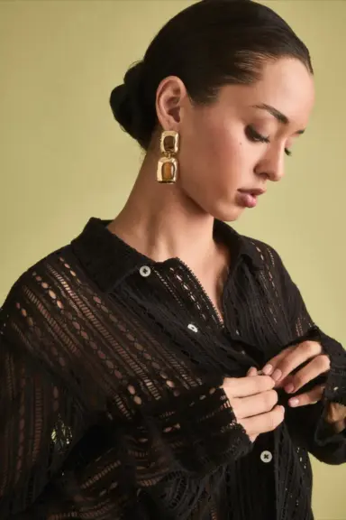 livke blog black outfits gold earrings
