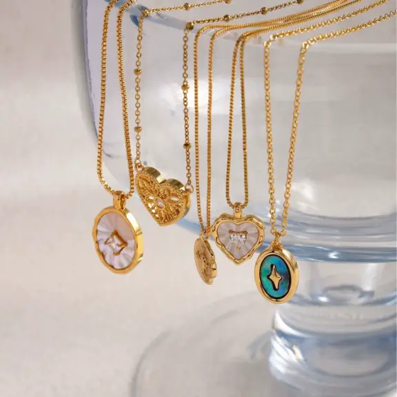 LIVKE’s vintage malachite pendant necklace on a black velvet choker, styled for Art Deco-inspired evening elegance.