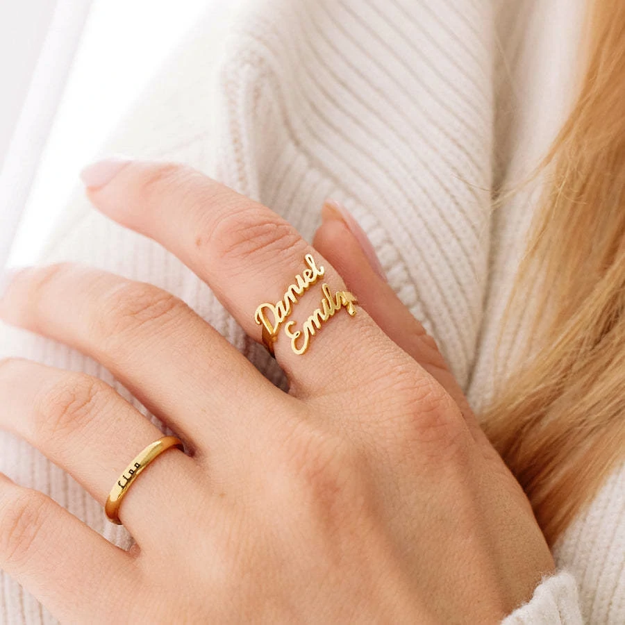 custom-couple-name-open-ring (6) Personalized open-ended couple rings with engraved names "Alex & Sam" in 18K gold.