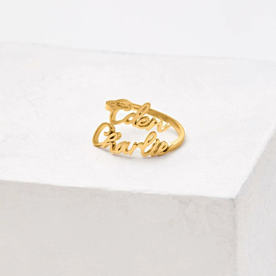 custom-couple-name-open-ring Personalized open-ended couple rings with engraved names "Alex & Sam" in 18K gold.