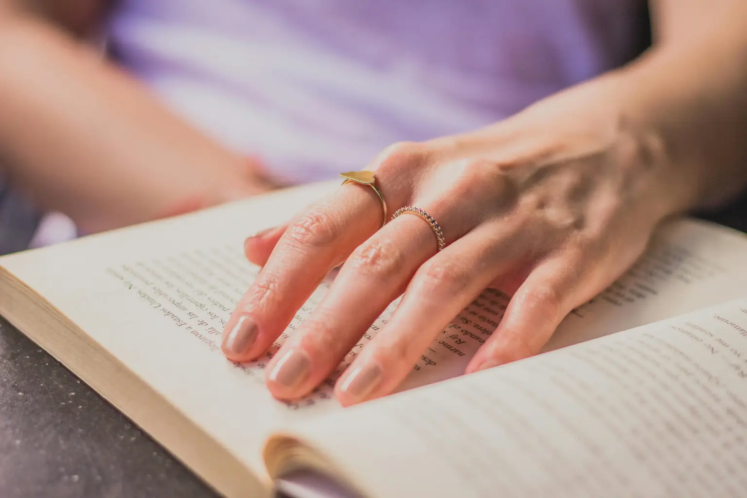 Discover the best hypoallergenic jewelry materials for sensitive skin! Learn why titanium, platinum, and pure gold are safe choices and explore LIVKE’s allergy-friendly collections.