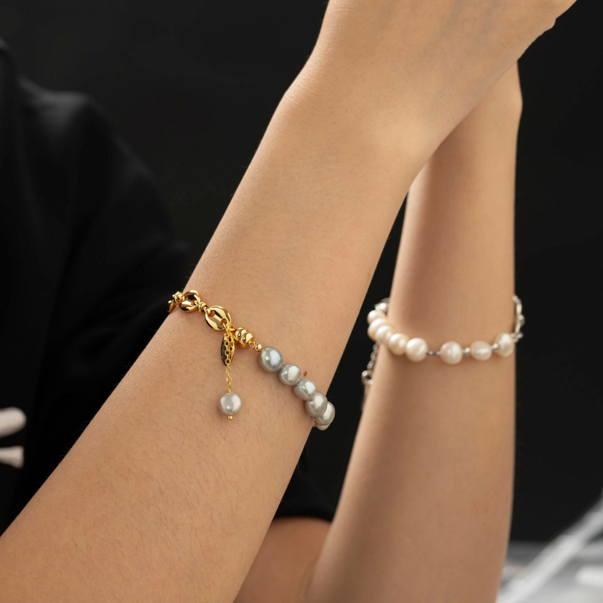 livke-zen-pearl-bracelet-japandi-aesthetic (2) Gray Akoya pearls alternating with rhodium-plated chain links, embodying modern Japandi style for mindfulness jewelry enthusiasts