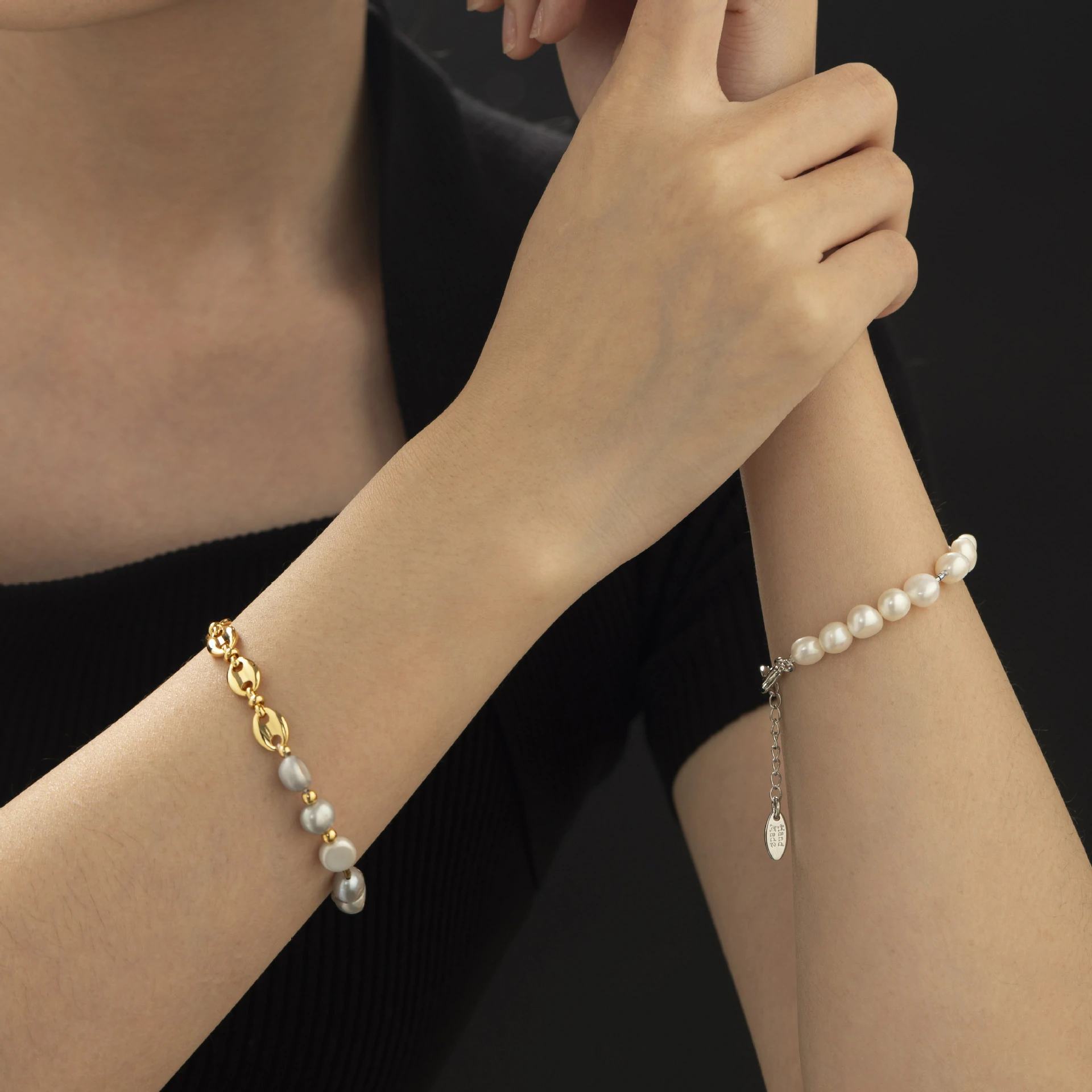 livke-zen-pearl-bracelet-japandi-aesthetic (4) Gray Akoya pearls alternating with rhodium-plated chain links, embodying modern Japandi style for mindfulness jewelry enthusiasts